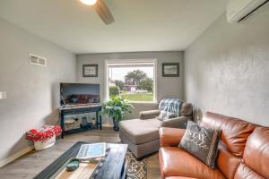 uma sala de estar com um sofá e uma mesa em Natrona Heights Vacation Rental with Furnished Deck! em Natrona Heights