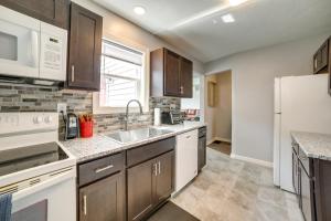 uma cozinha com um lavatório e um frigorífico em Natrona Heights Vacation Rental with Furnished Deck! em Natrona Heights
