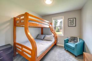 Natrona Heights Vacation Rental with Furnished Deck! emeletes ágyai egy szobában