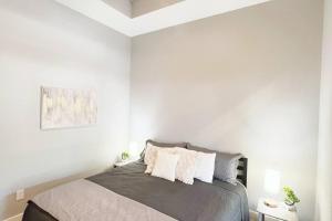 1 dormitorio con 1 cama con paredes blancas en Luxury 1 Bedroom Apt in Plaza Midwood- Fast WiFi, en Charlotte