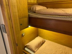 バート・ハルツブルクにあるGemütliche Wohnung Bergblickの小さな部屋にはベッドが2つあり、