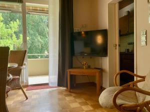 ein Wohnzimmer mit einem Flachbild-TV und einem Tisch in der Unterkunft Gemütliche Wohnung Bergblick in Bad Harzburg