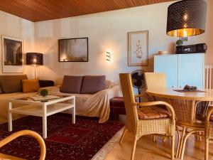 ein Wohnzimmer mit einem Sofa und einem Tisch in der Unterkunft Gemütliche Wohnung Bergblick in Bad Harzburg