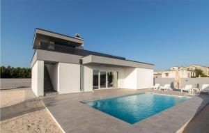 una casa con piscina frente a ella en Beautiful Home In Vrsi With Wifi, en Vrsi