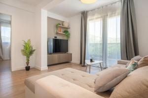 un soggiorno con divano e TV di Villa 64 Apartment #1 a Mlini