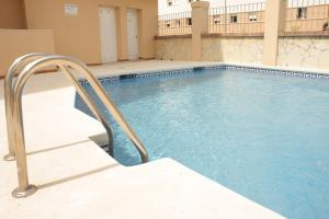 בריכת השחייה שנמצאת ב-Apartamentos Turísticos Fercomar או באזור