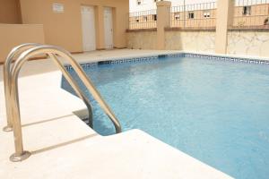 basen z poręczą w budynku w obiekcie Apartamentos Turísticos Fercomar w mieście Nerja
