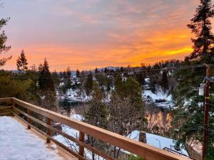 箭頭湖的住宿－Beautiful Lake View House for rent!，落日,在雪地里,用木栅栏