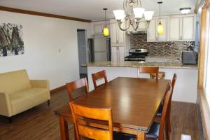 箭頭湖的住宿－Beautiful Lake View House for rent!，厨房以及带木桌和椅子的用餐室。