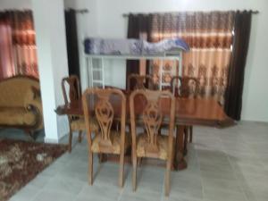 a dining room table and chairs in a room at فيلا بوابة جرش الرومانيه الشماليه in Jerash