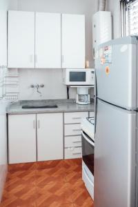 cocina blanca con armarios blancos y nevera en Gorriti 3744 Pet & 420 Friendly en Buenos Aires