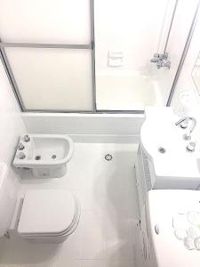 Baño blanco con aseo y lavamanos en Gorriti 3744 Pet & 420 Friendly en Buenos Aires