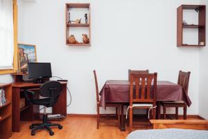 um quarto com uma secretária e uma mesa com cadeiras em Gorriti 3744 Pet & 420 Friendly em Buenos Aires