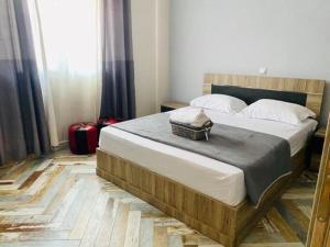 Postel nebo postele na pokoji v ubytování Neriides, Seaside renovated apartment with terrace near airport