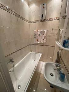 un bagno bianco con vasca e lavandino di Hause münchen comfort! a Monaco