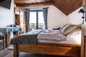 Ένα ή περισσότερα κρεβάτια σε δωμάτιο στο Goralská Vila Lomnica