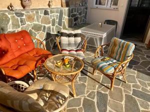 Posedenie v ubytovaní Neriides, Seaside renovated apartment with terrace near airport + 4 fotografie