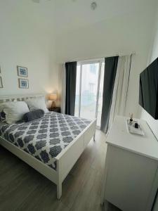 Habitación blanca con cama y ventana en Cozy 1BDR with Pool Golf View in Hard Rock Golf, en Punta Cana
