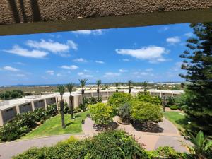 uma vista a partir da varanda de um edifício com palmeiras em lasuita-exclusive suites ceserea-sunset suite em Cesareia