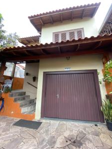 a garage door in front of a house at Pousada da Tetê in Porto Alegre