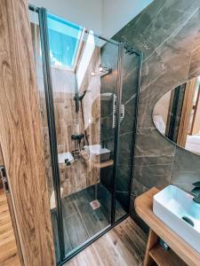 uma casa de banho com um chuveiro e um lavatório. em Marina Olchowiec - Villa em Olchowiec