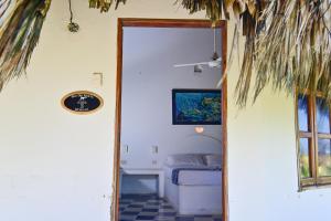 eine Tür in ein Schlafzimmer mit einem Bett und einem Spiegel in der Unterkunft Hotel Isla Del Pirata in Isla del Pirata