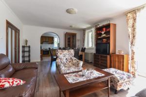 sala de estar con sofá y mesa en Vizmeg Holiday Home en Dubrovnik