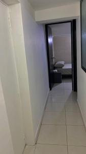 einen Flur mit einer Tür, die zu einem Schlafzimmer führt in der Unterkunft Apartamento cerca helipuerto angar M45 Azotea in Medellín