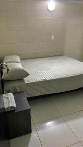 ein Schlafzimmer mit einem großen Bett in einem Zimmer in der Unterkunft Apartamento cerca helipuerto angar M45 Azotea in Medellín
