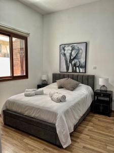 ein Schlafzimmer mit einem großen Bett mit zwei Handtüchern darauf in der Unterkunft Cozy house city center in Limassol in Limassol