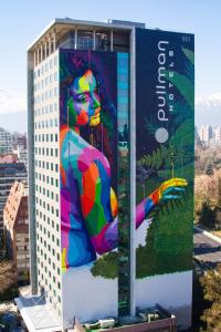 um edifício com um mural ao lado em Pullman Santiago Vitacura em Santiago