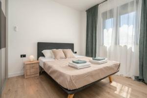 Un dormitorio con una cama grande y una ventana en Villa 64 Apartment #2 en Mlini