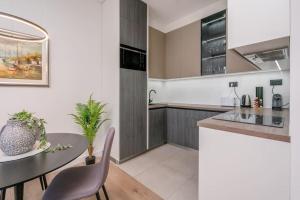 cocina con mesa y comedor en Villa 64 Apartment #2 en Mlini
