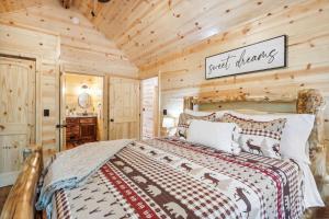 墨菲的住宿－Private Murphy Cabin Rental with Wraparound Porch!，小木屋内一间卧室,配有一张床