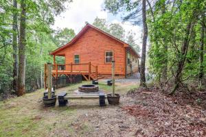 墨菲的住宿－Private Murphy Cabin Rental with Wraparound Porch!，树林中的小木屋,设有门廊