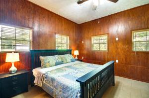 מיטה או מיטות בחדר ב-Cozy Summit Cabin with Hiking Trails and Fishing Pond!