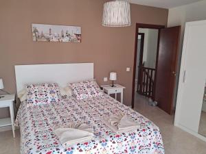 sypialnia z dużym łóżkiem z poduszkami w obiekcie Casita A Pitisa w mieście Playa Blanca