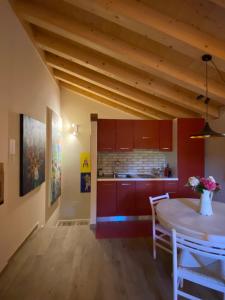 皮奧韋迪薩科的住宿－La casa di Bruno，厨房以及带桌椅的用餐室。