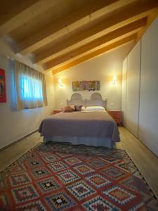 een slaapkamer met een bed en een tapijt op de vloer bij La casa di Bruno in Piove di Sacco