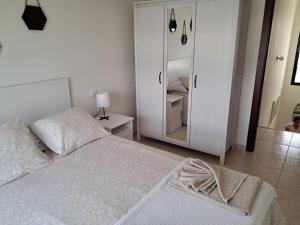Łóżko lub łóżka w pokoju w obiekcie Casita A Pitisa