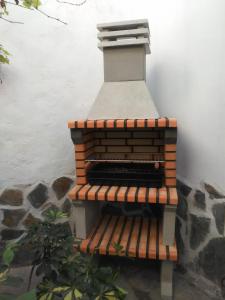 un piano sentado en la parte superior de un banco de madera en El Regocijo Bajo en Oliva de la Frontera