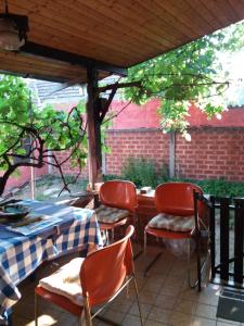 um pátio com cadeiras, uma mesa e uma mesa em Apartment Orah em Subotica