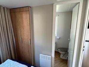 Koupelna v ubytování DS Chalets-Simonsgat 63-Geweldige 6 tot 7 persoons chalet met 2 badkamers-vakantiepark Lauwersoog-aan het Lauwersmeer + 22 fotografií