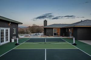 ジョシュア・ツリーにあるJoshua Tree Pool & Pickleball- Mojave Paddle Clubの家の前のテニスコート