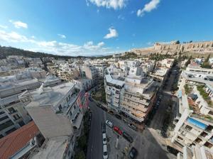 een luchtzicht op een stad met gebouwen bij Boho Luxury 2 BR Apartment, Acropolis Museum View in Athene