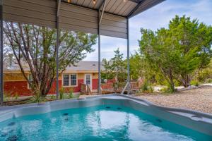 Πισίνα στο ή κοντά στο Canyon Lake Retreat with Hot Tub, Fire Pit and Grill!