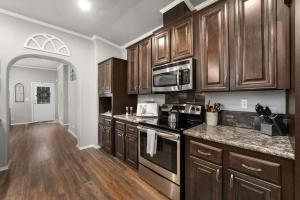 Η κουζίνα ή μικρή κουζίνα στο Canyon Lake Retreat with Hot Tub, Fire Pit and Grill!