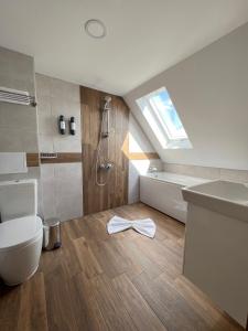 ein Bad mit einem WC, einer Dusche und einem Waschbecken in der Unterkunft Хотел BLISS in Kazichene