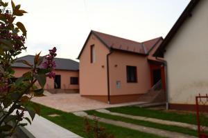 een groep gebouwen met een tuin en een huis bij Agroturizam OPG Jakopović in Čaglin