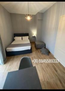 1 dormitorio pequeño con 1 cama y 1 silla en Spiros apartment in the center of Preveza Dodonis 32, en Preveza